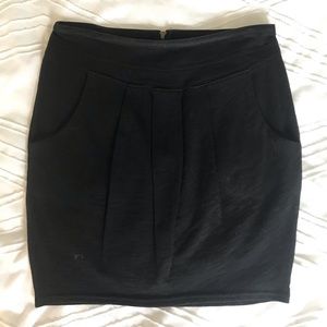 Short black fitted cotton skirt
